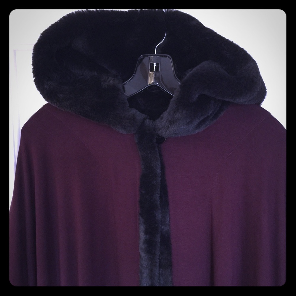 ❣️sold❣️NWT Faux Fur Chicos Hooded Cape